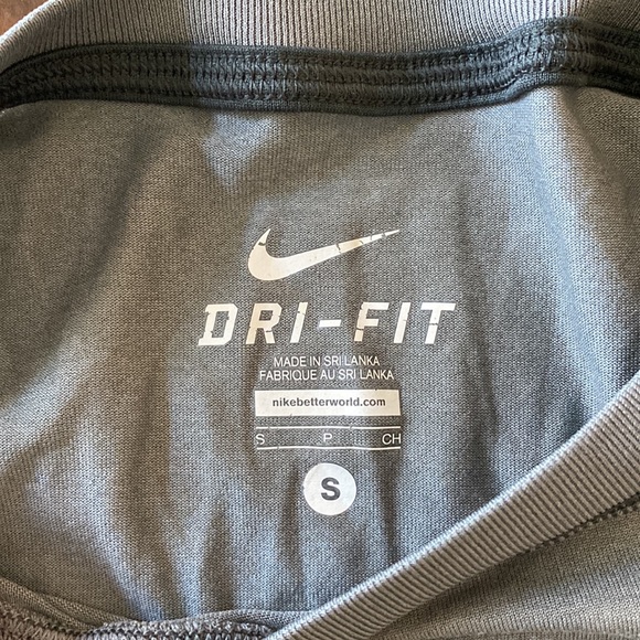 Nike DriFit Tee Grey. Size Small. - Picture 5 of 5